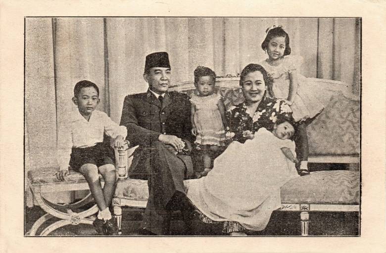 Tafsir atas Sebuah Foto Keluarga Soekarno